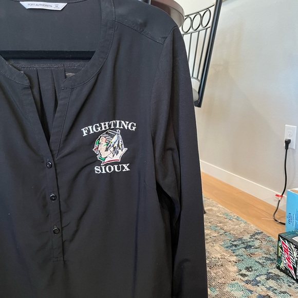 Fighting Sioux Black Tunic - Picture 1 of 2